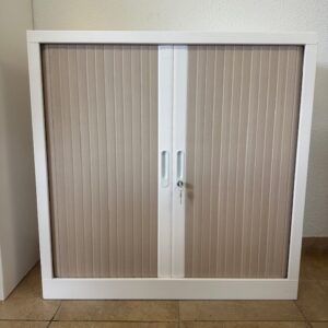 Armoire basse H102XL120 à portes coulissantes, idéale pour un rangement pratique et sécurisé des documents.