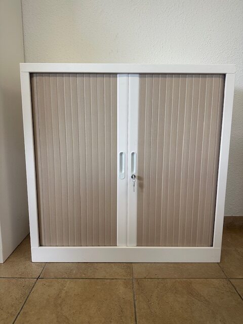 Armoire basse H102XL120 à portes coulissantes, idéale pour un rangement pratique et sécurisé des documents.