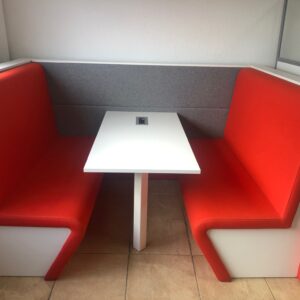 Alcôve de travail avec banquettes