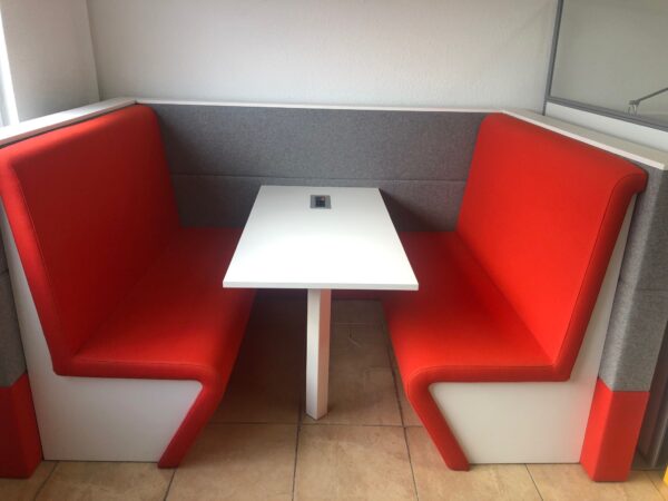 Alcôve de travail avec banquettes