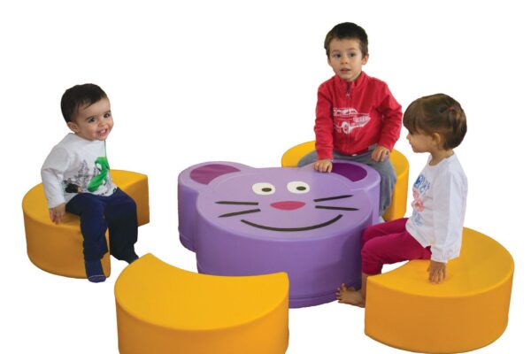 Table et tabourets en mousse – Mobilier ludique pour crèches et maternelles